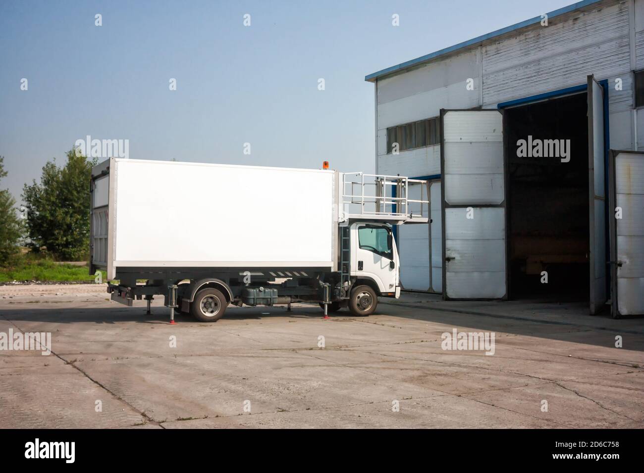 Camion de restauration à l'aéroport près des casiers de garage Banque D'Images