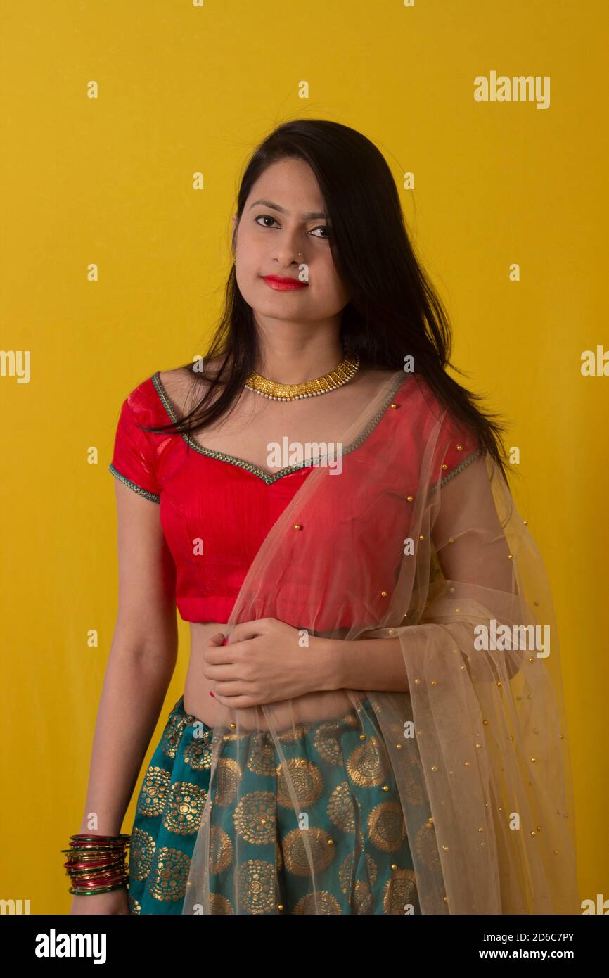 Jeune femme indienne modèle dans Ghagra Choli, jupe plissée et est porté avec un long ou court cousu et chemisier ajusté, le choli Banque D'Images