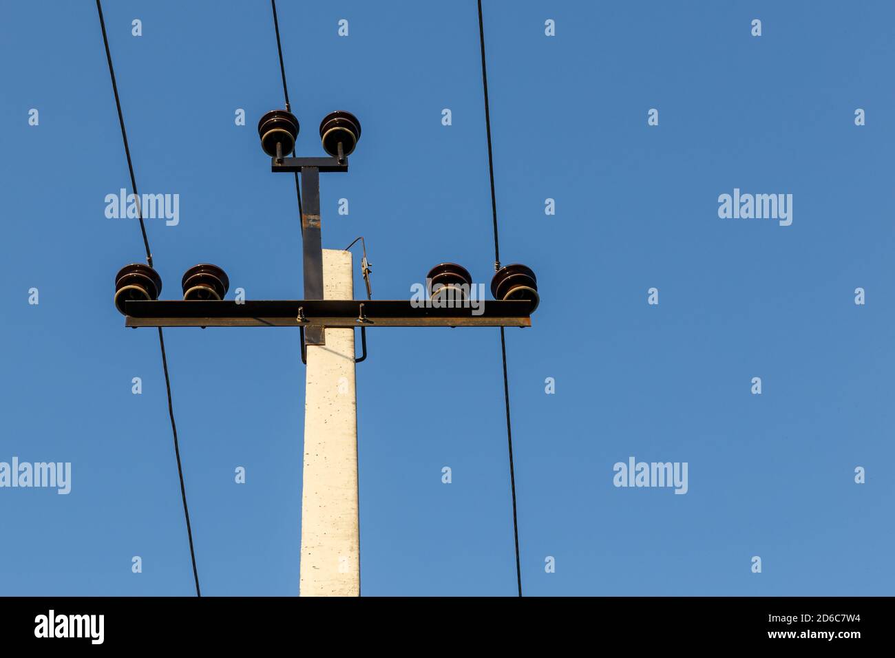 Ligne d'alimentation haute tension. Support de ligne électrique et fils contre le ciel bleu. Banque D'Images