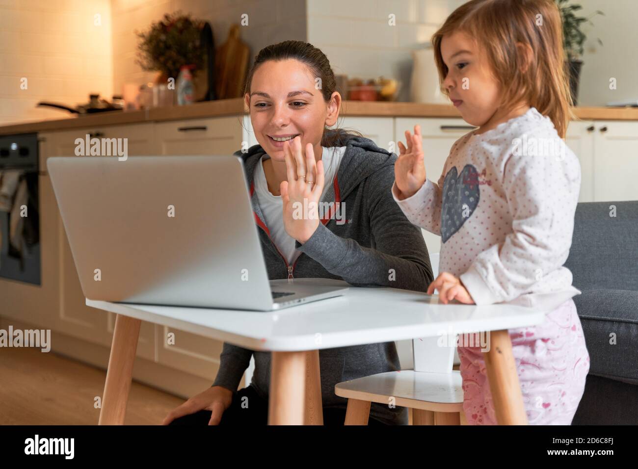 Mere Et Enfant A La Maison Chat Video Medecin De Famille En Ligne Distance Sociale Enseignement A Distance Apprentissage A Domicile Photo Stock Alamy