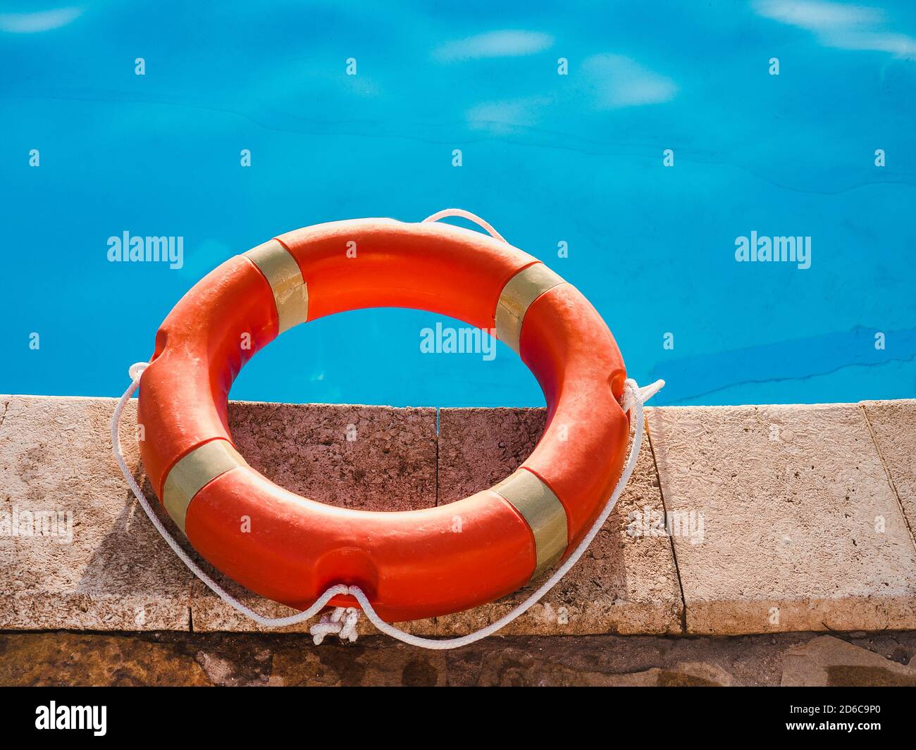 Bouée de sauvetage située sur le fond de la piscine Photo Stock - Alamy