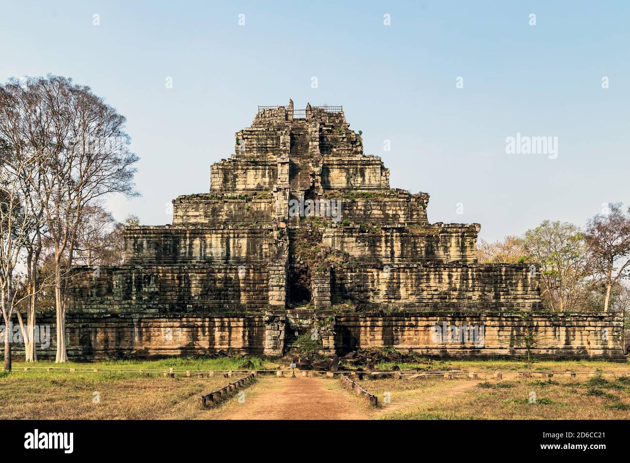 Prasat Thom jungle Koh Ker capitale du Temple de l'Empire khmer sept niveaux ancienne Pyramide perdu ville à Angkor Wat Preah Vihear Cambodge. Archéologique Banque D'Images