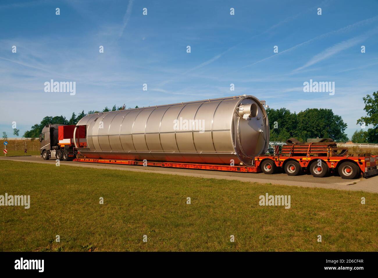 Le transport routier. Véhicule long. Un camion avec une charge inhabituelle et exceptionnellement longue sur la remorque. Banque D'Images