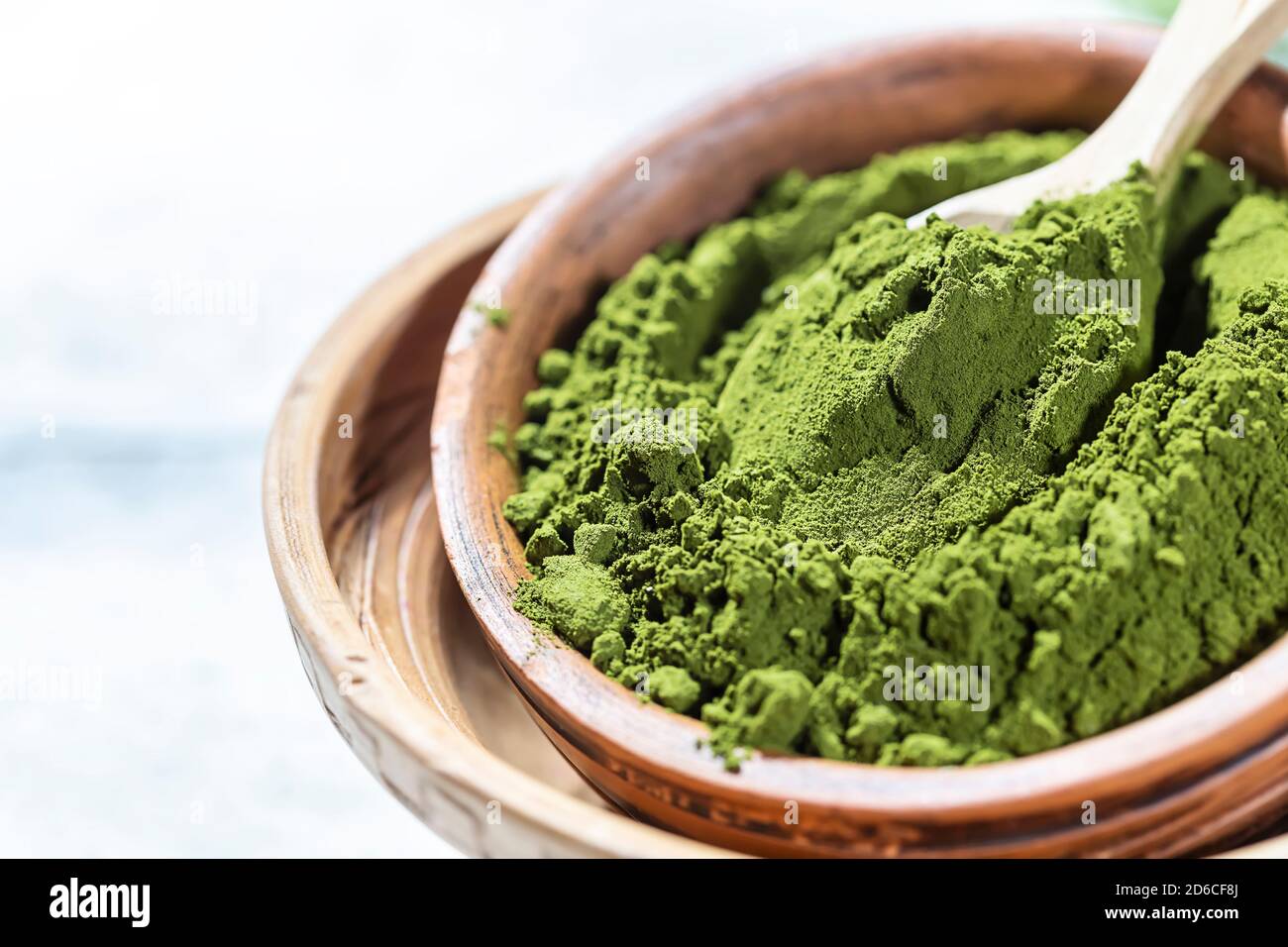 Chlorella en poudre verte, spiruline sur fond de béton gris. Concept de régime, de détox, de superalimentation saine, qui contient des protéines. Banque D'Images