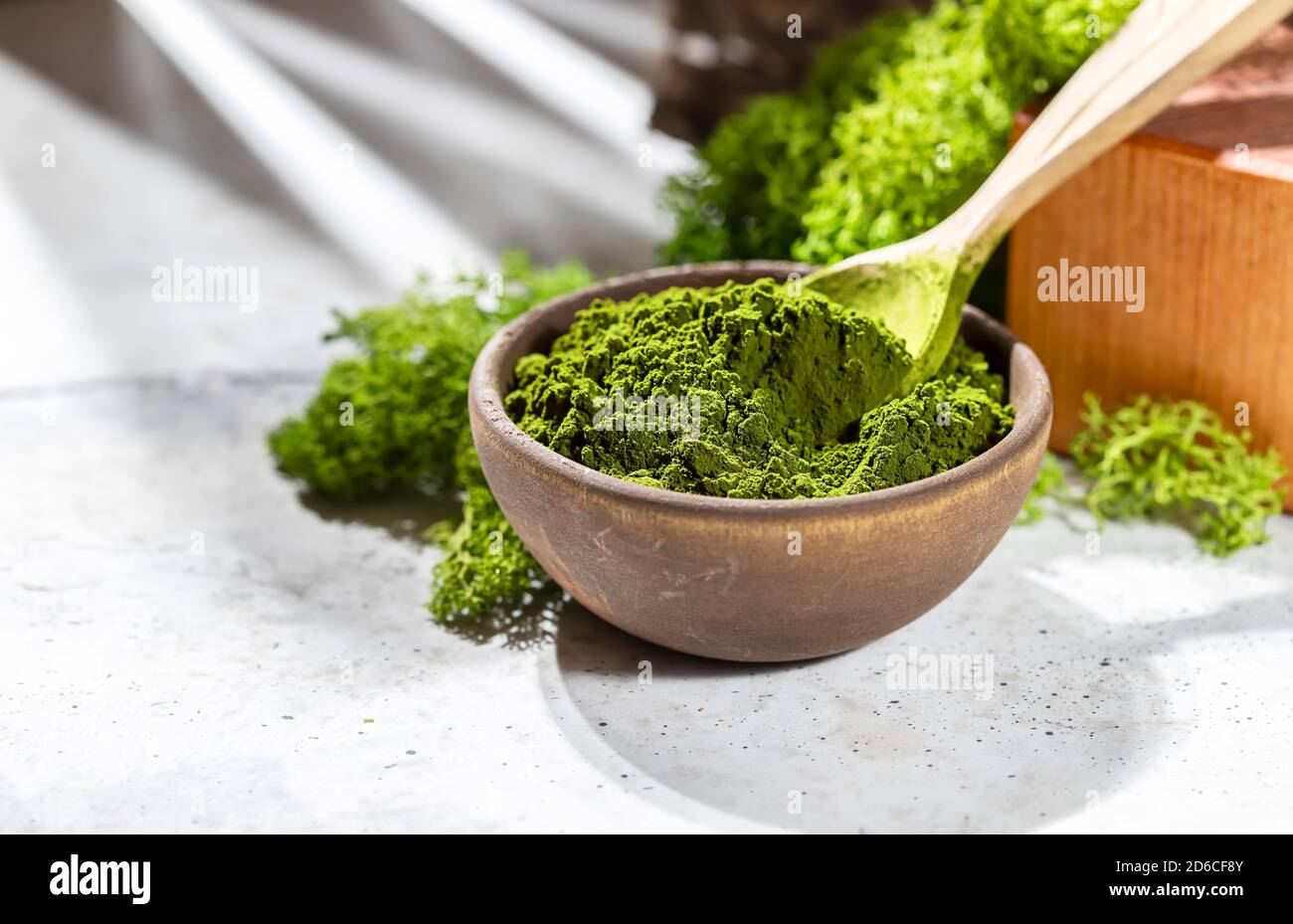 Chlorella en poudre verte, spiruline sur fond de béton gris. Concept de régime, de détox, de superalimentation saine, qui contient des protéines. Banque D'Images