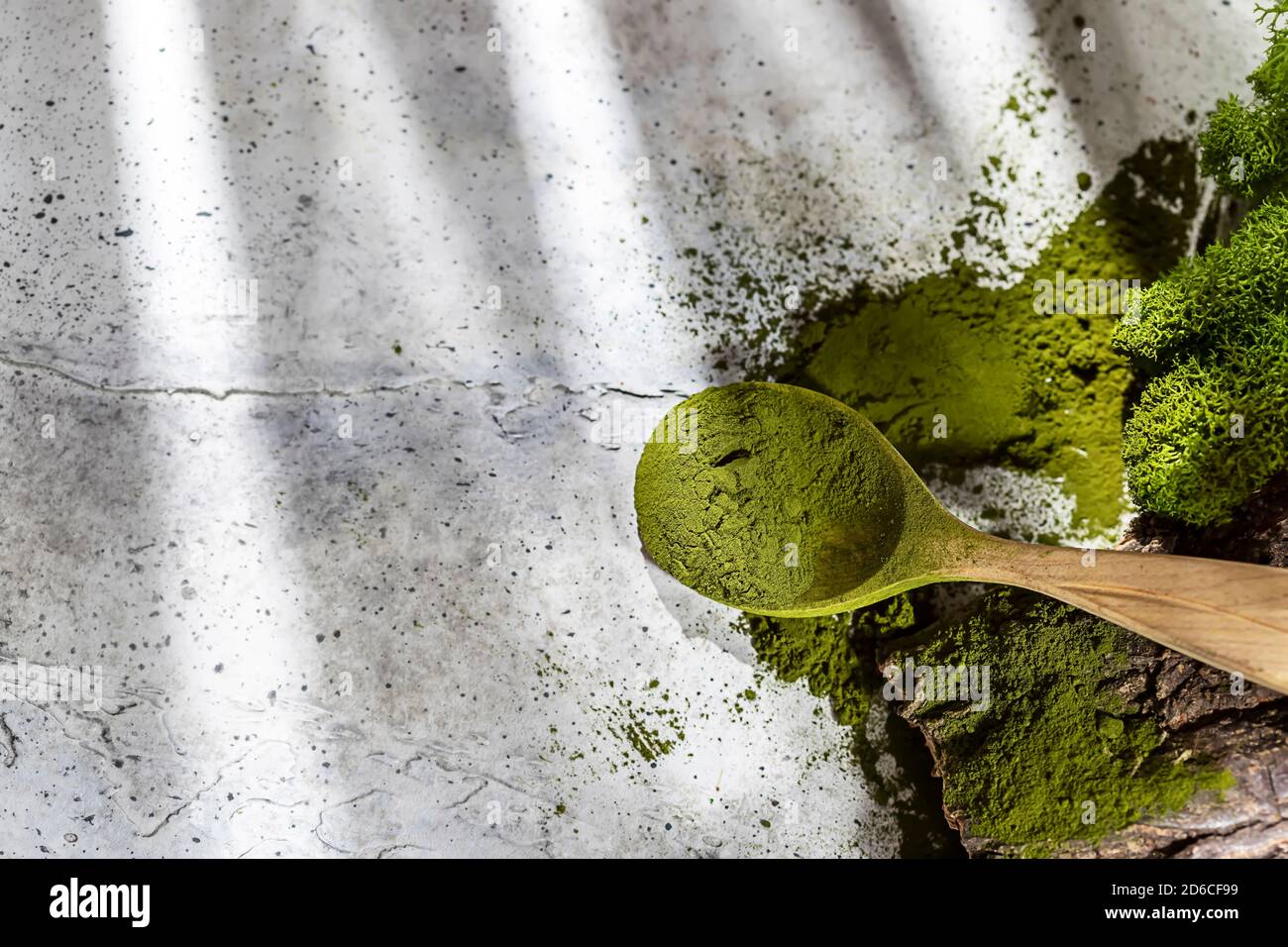 Chlorella en poudre verte, spiruline sur fond de béton gris. Concept de régime, de détox, de superalimentation saine, qui contient des protéines. Banque D'Images