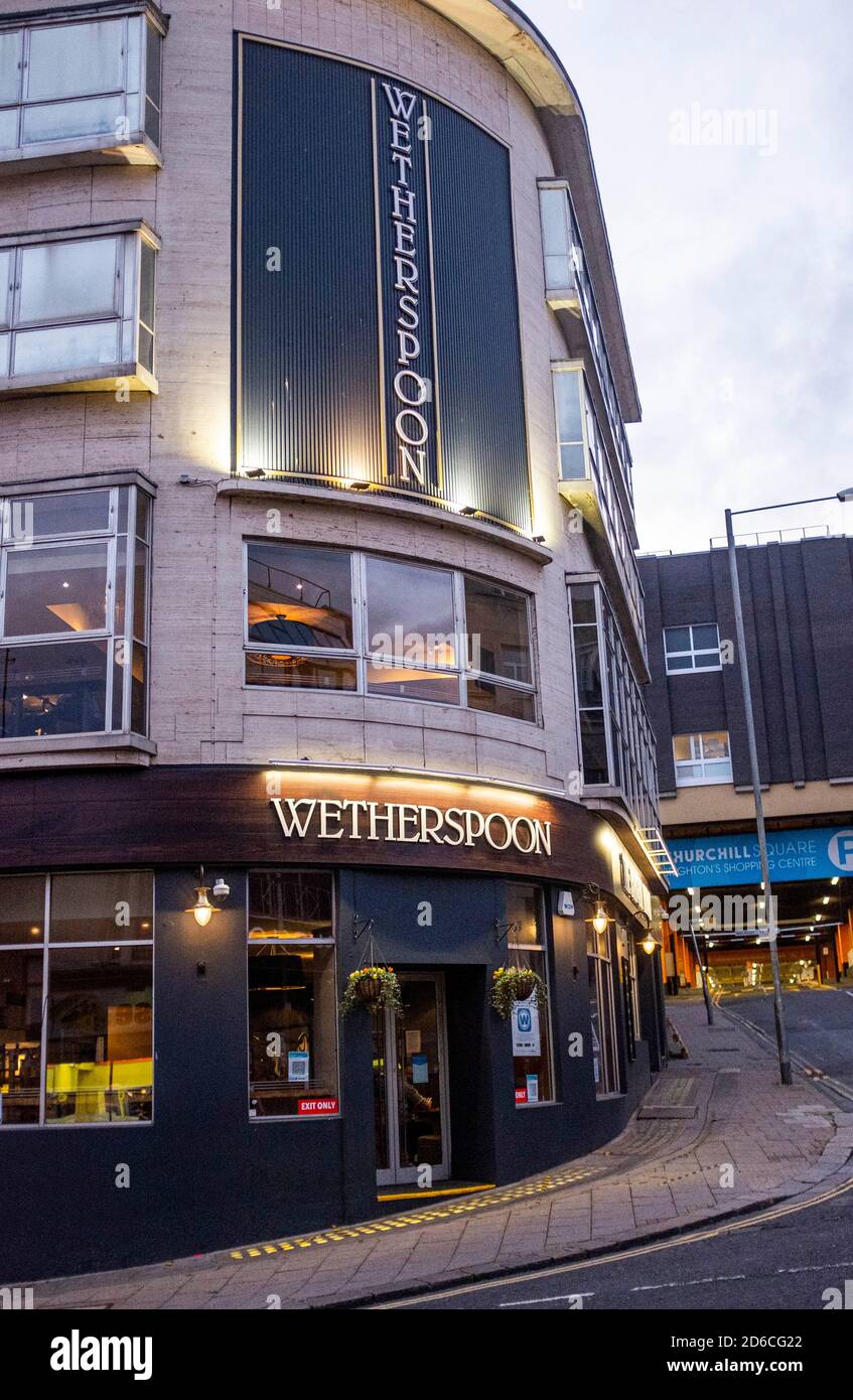 Le pub et restaurant Helm Wetherspoon, situé dans West Street, est très lumineux Brighton, Angleterre, Royaume-Uni Banque D'Images