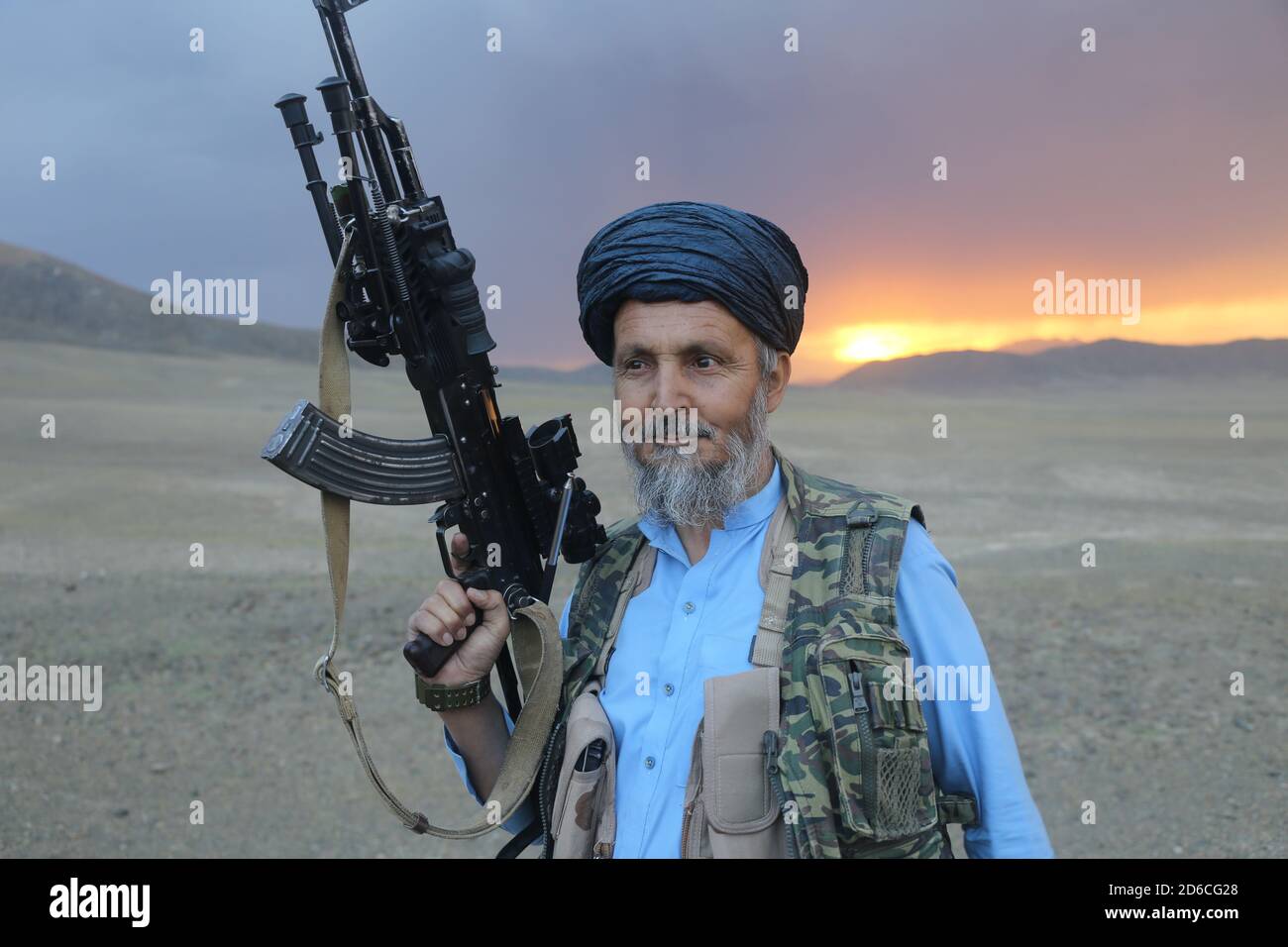 L'image est tirée des talibans montrant le combattant taliban qu'il porte une arme. 13 mai 2020, Mohammad Agha, province de Logar, Afghanistan. Banque D'Images