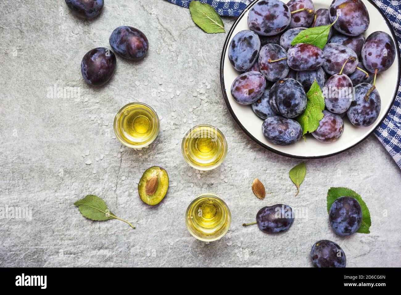 Le rakija, le raki ou le rakia est un cognac de boisson alcoolisée des Balkans à base de fruits fermentés. Prunier rakia sur la table grise Sone, vue de dessus. Banque D'Images