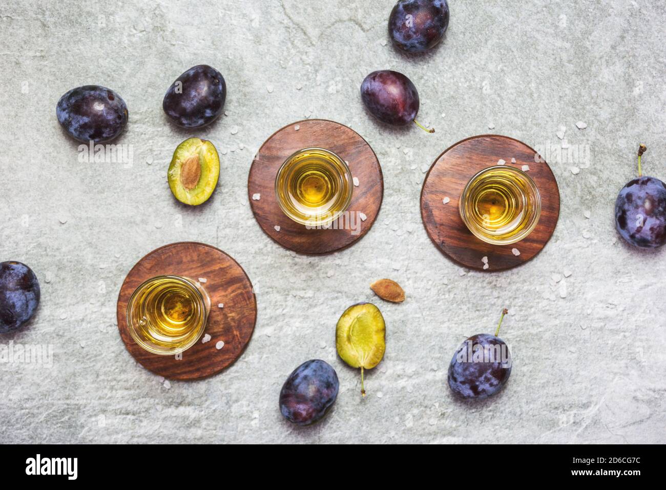 Le rakija, le raki ou le rakia est un cognac de boisson alcoolisée des Balkans à base de fruits fermentés. Prunier rakia sur la table grise Sone, vue de dessus. Banque D'Images