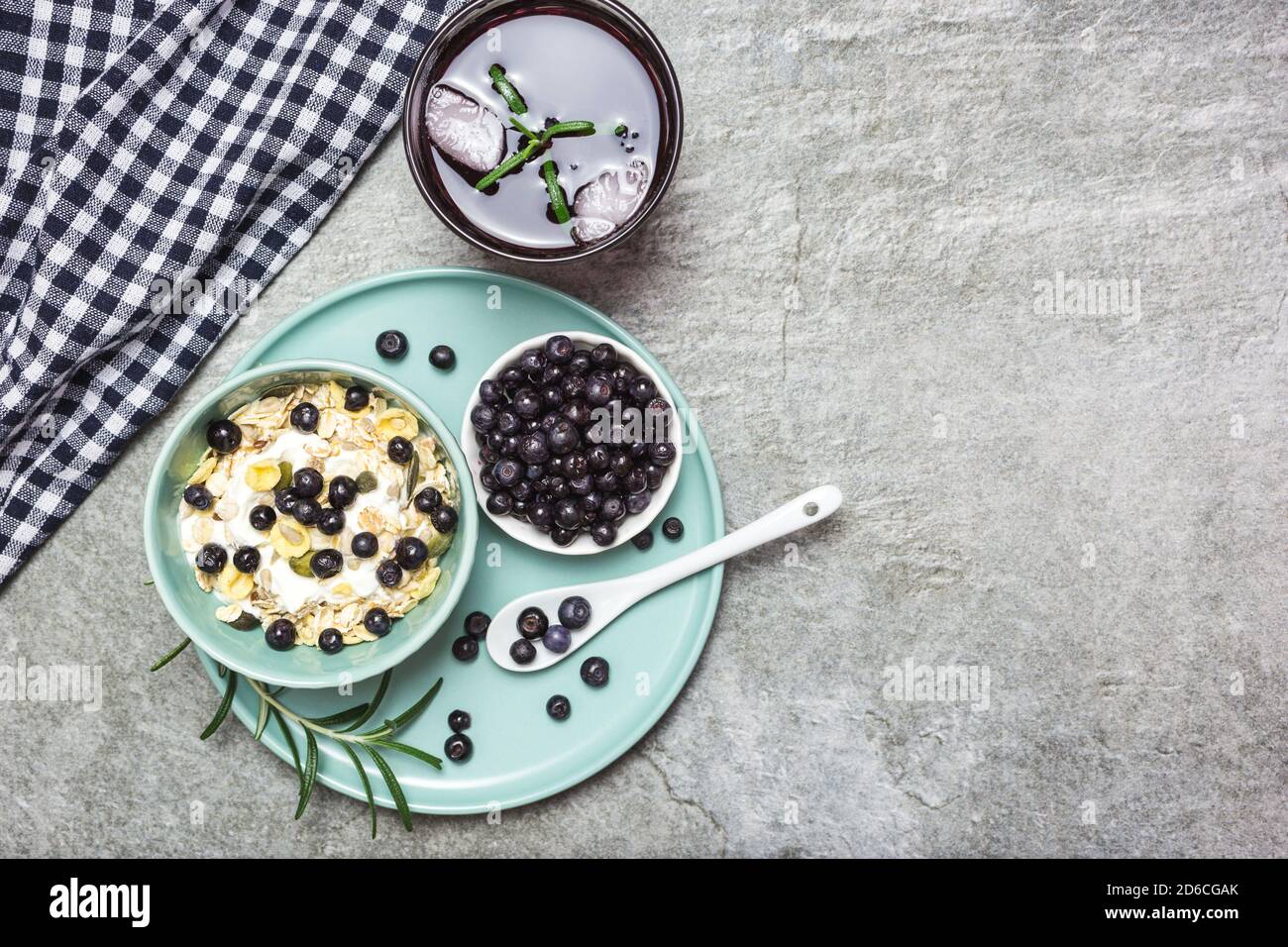 Granola de yaourt grec avec bleuets frais sur une table en pierre, vue du dessus avec espace pour le texte. Nourriture saine, en-cas ou petit-déjeuner. Banque D'Images