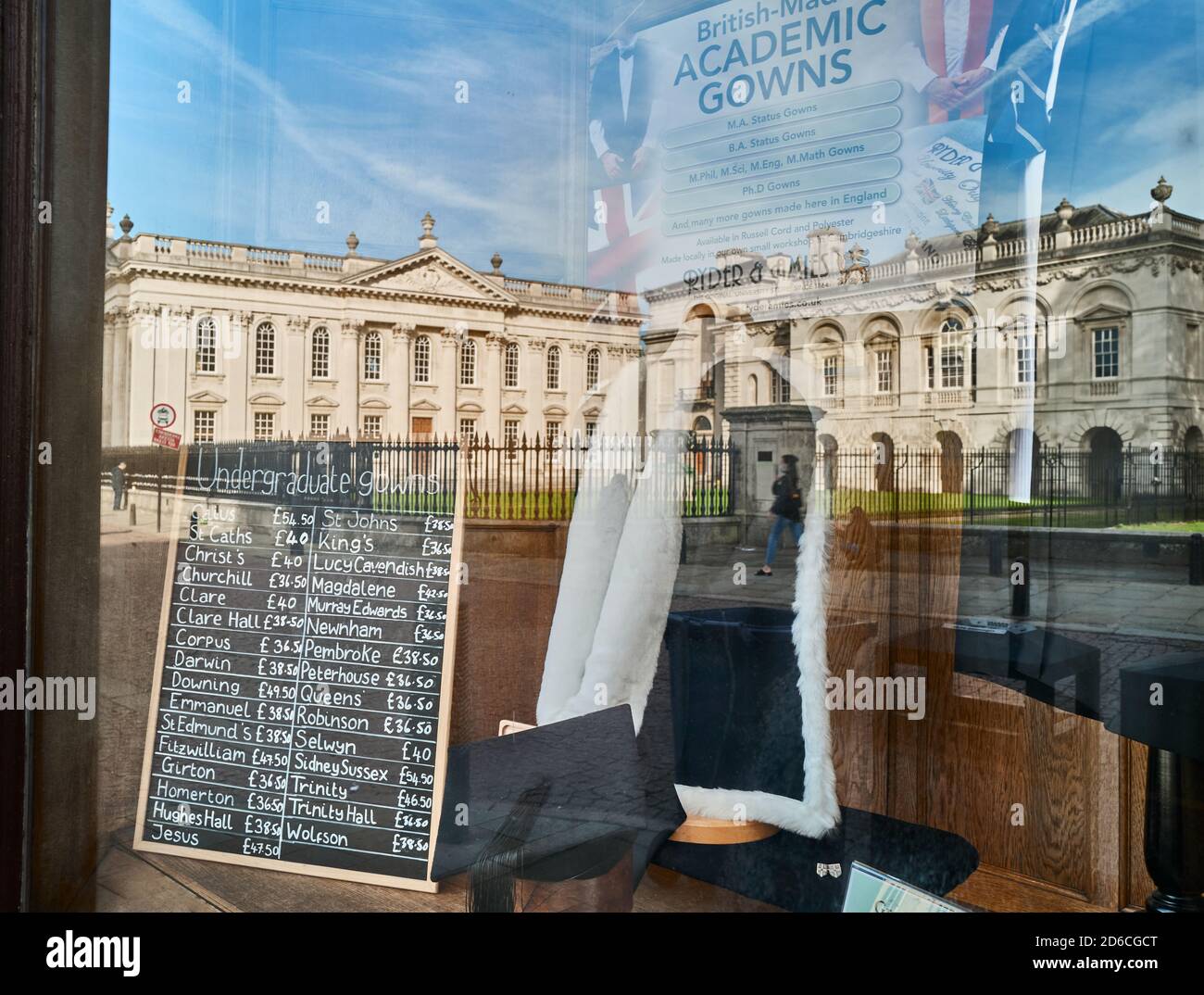 Vitrine de Ryder & amies (vendeur de robes universitaires) avec reflet de Senate House, université de Cambridge, Angleterre. Banque D'Images