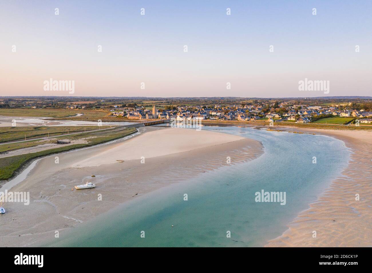 France, Manche, Cotentin, Côte des Isles, Portbail, village et Havre de Portbail (vue aérienne) // France, Manche (50), Cotentin, Côte des Isles, Banque D'Images