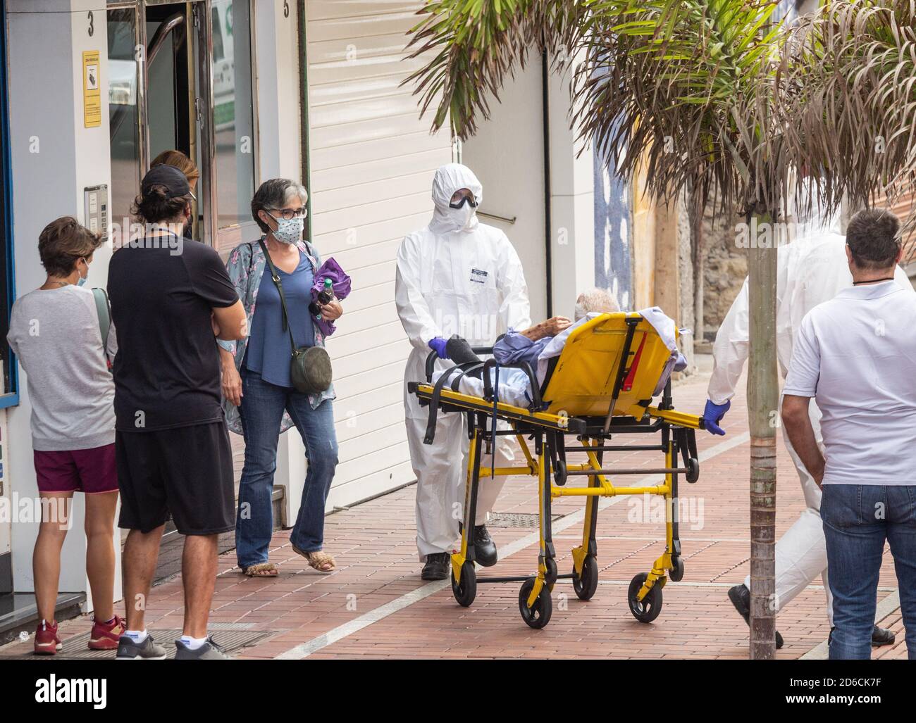 Équipage d'ambulance complet Covid 19, vêtements de protection coronavirus ramassant le patient sur Gran Canaria, îles Canaries, Espagne Banque D'Images