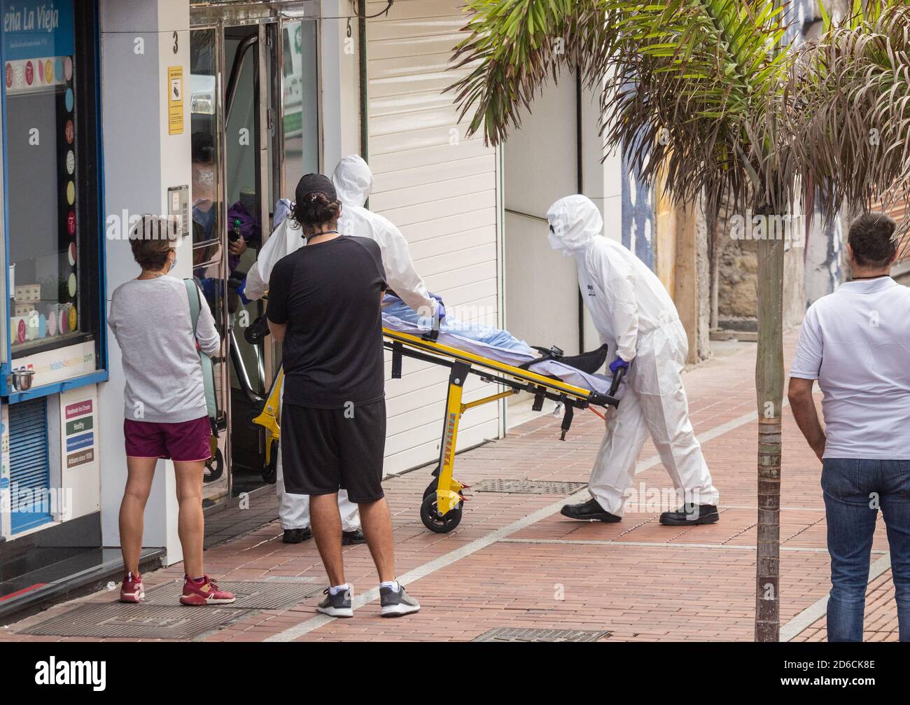 Équipage d'ambulance complet Covid 19, vêtements de protection coronavirus ramassant le patient sur Gran Canaria, îles Canaries, Espagne Banque D'Images