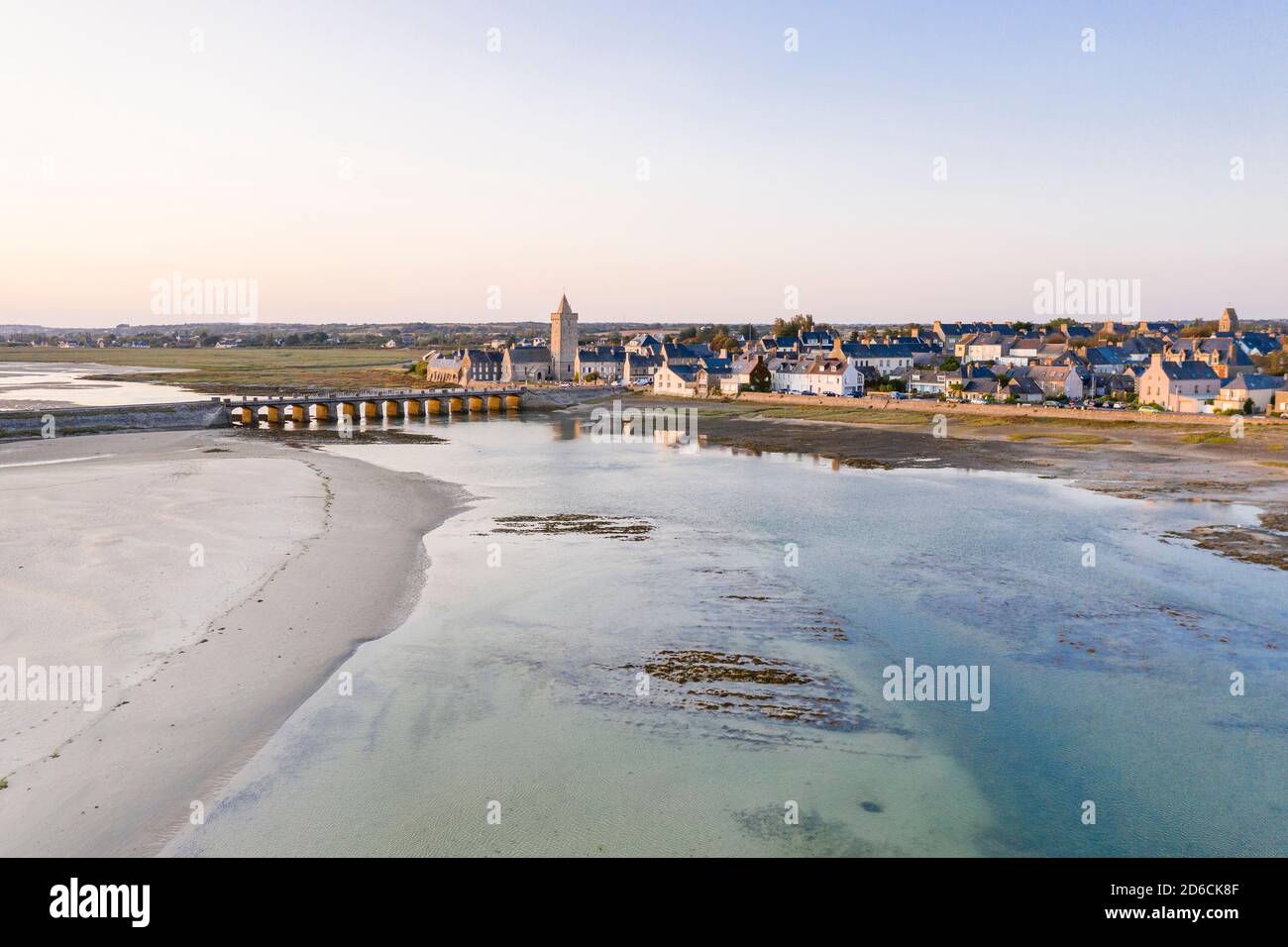 France, Manche, Cotentin, Côte des Isles, Portbail, village et Havre de Portbail (vue aérienne) // France, Manche (50), Cotentin, Côte des Isles, Banque D'Images