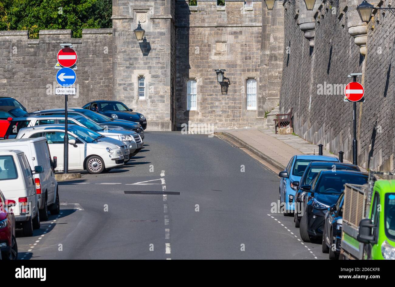 Deux panneaux « No Entry » sur une rue à sens unique en Angleterre, au Royaume-Uni. Banque D'Images