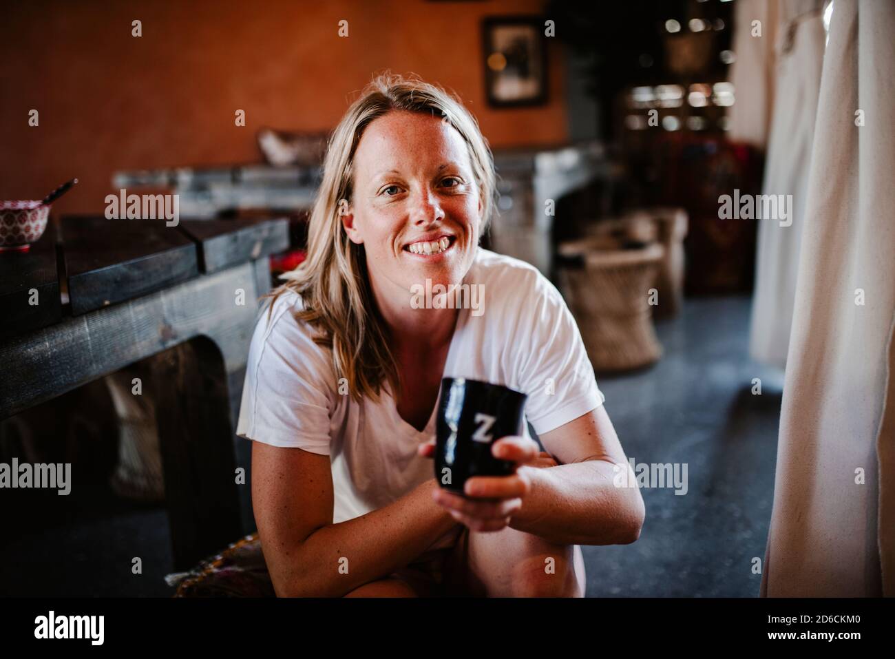 Smiling woman looking at camera Banque D'Images