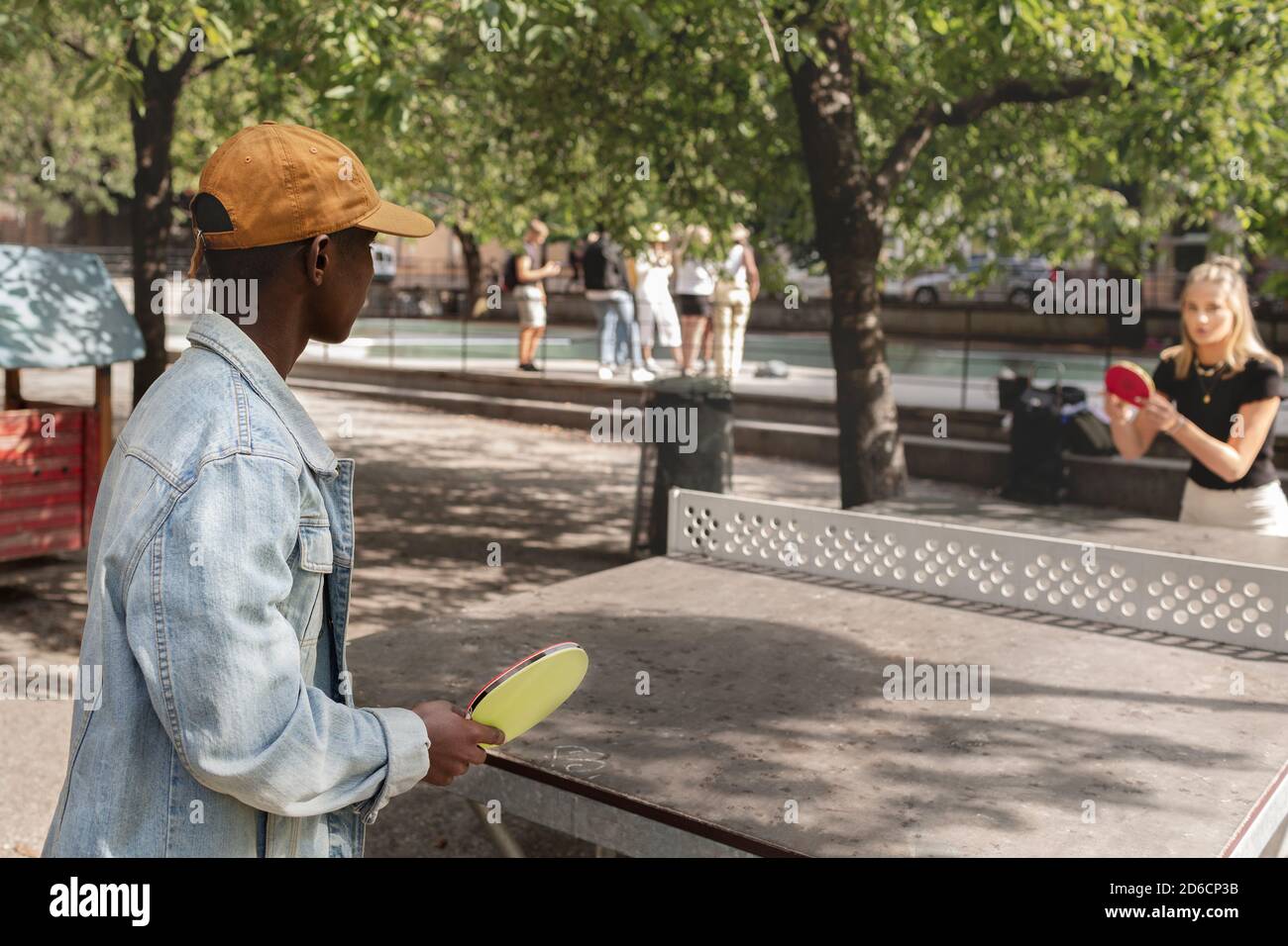Les gens à jouer au tennis de table Banque D'Images Les gens à jouer au tennis de table Banque D'Images