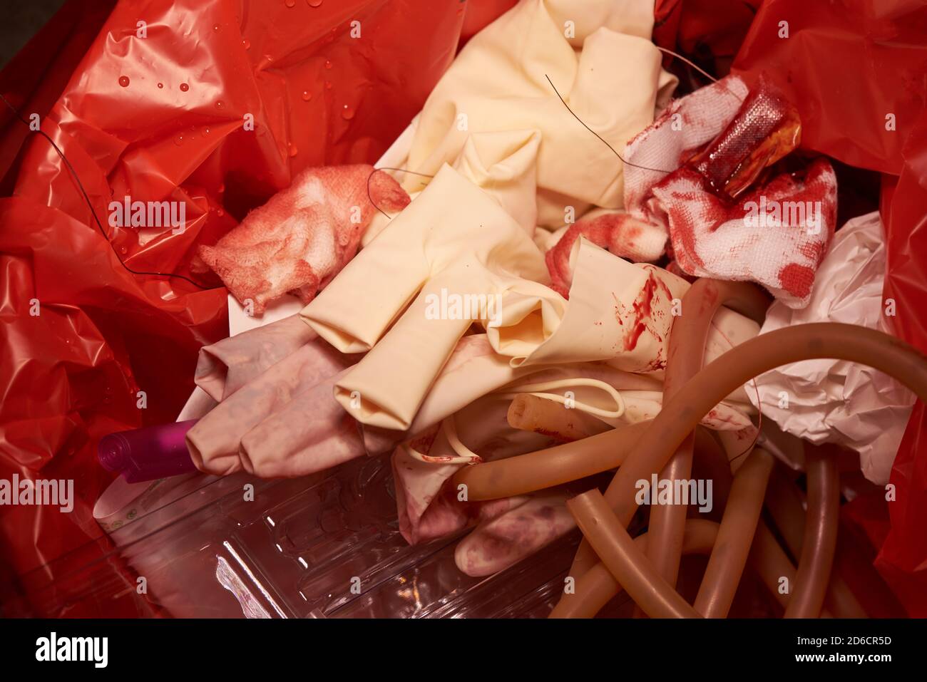 Vue rapprochée des gants jetables, des gazons souillés de sang, des sutures  et des suctionsaprès la chirurgie dans les ordures rouges Photo Stock -  Alamy