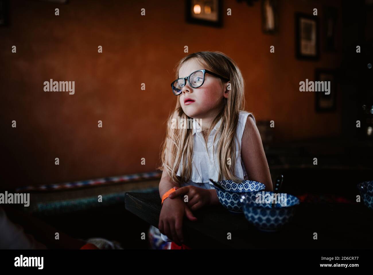 Girl looking away Banque D'Images