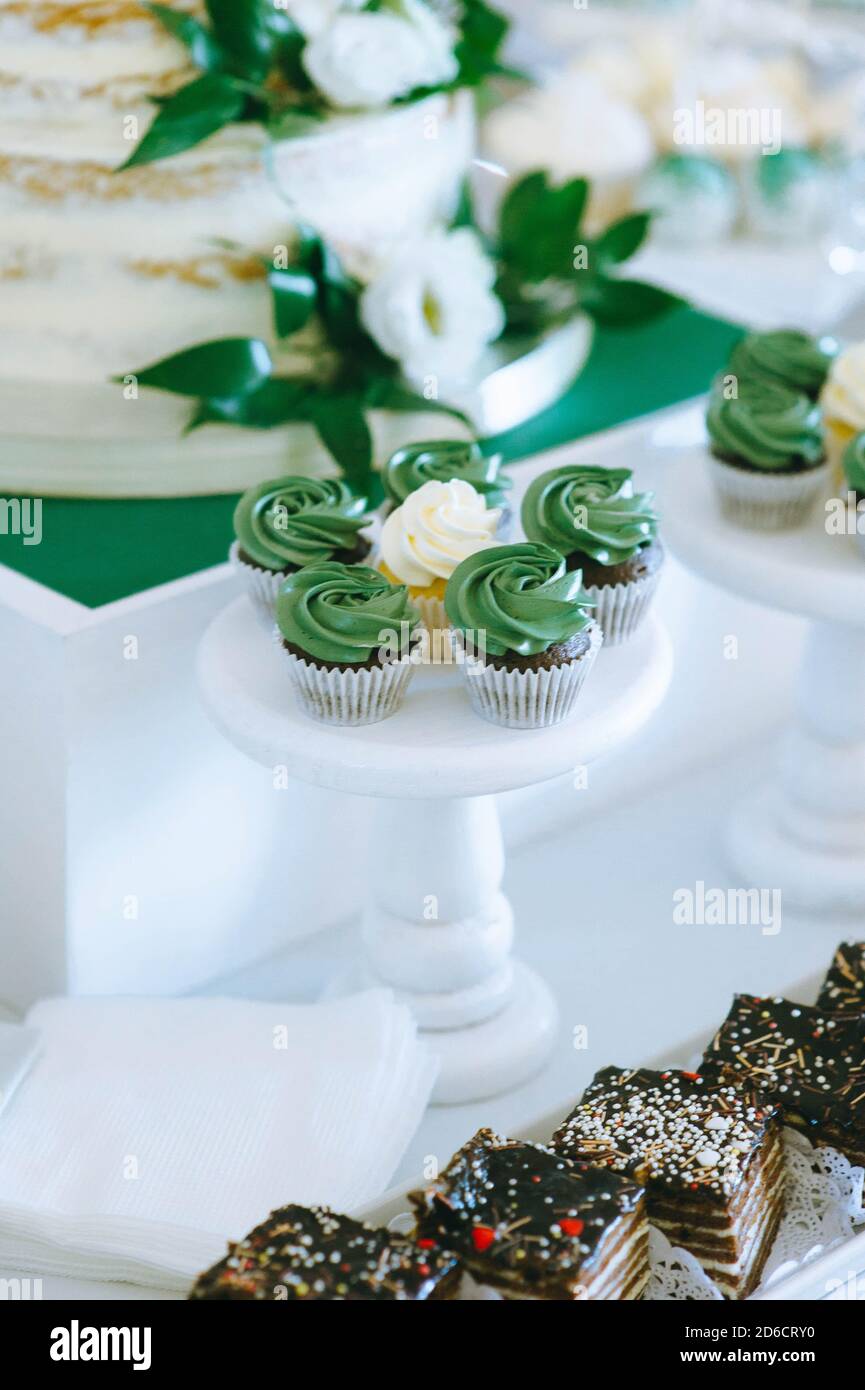 Gros plan sur de délicieux gâteaux de gelée verte sur table sur un buffet de mariage sucré. Barre de bonbons. Banque D'Images