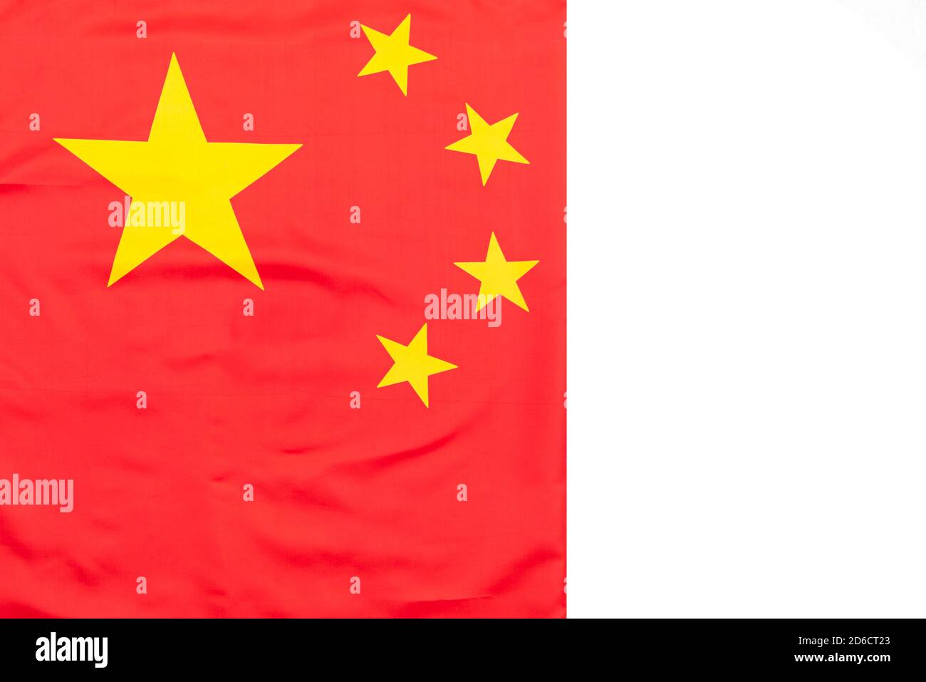 Partie du drapeau tissu de la Chine ou du drapeau national de La République populaire de Chine sur blanc Banque D'Images