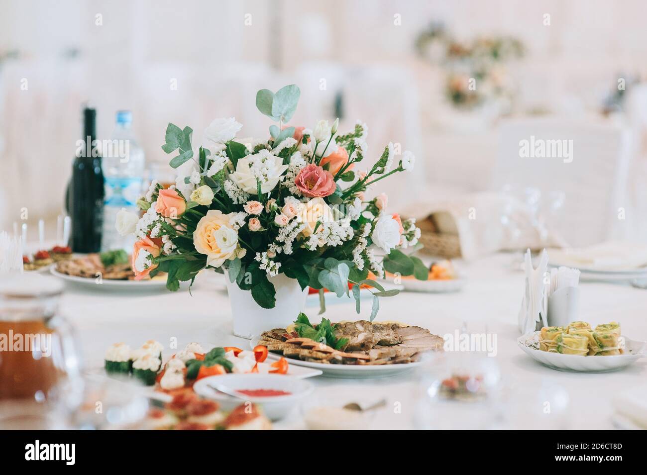 Bouquet de roses, d'euphorie et de feuilles d'eucalyptus. Table de mariage décorée de fleurs. Banque D'Images Bouquet de roses, d'euphorie et de feuilles d'eucalyptus. Table de mariage décorée de fleurs. Banque D'Images