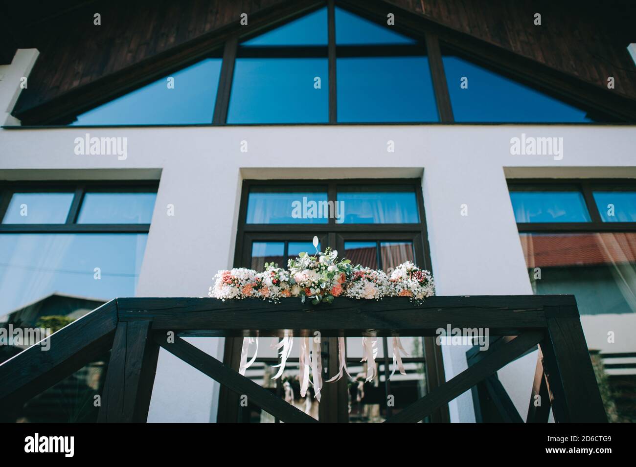 Belle disposition délicate de fleurs de mariage sur une main courante en bois à l'extérieur. Décoration florale. Banque D'Images