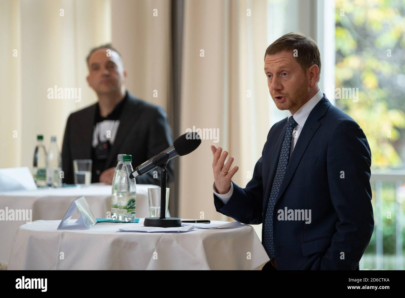 Dresde, Allemagne. 16 octobre 2020. Michael Kretschmer (CDU, r), Premier ministre de Saxe, s'exprime aux côtés de Steffen Kailitz, auteur, lors d'une présentation de livre dans la salle de bal de la tu de Dresde. Le livre « Saxony - a fief of right-wing extrémisme? » Contient des contributions de divers experts sur le sujet de l'extrémisme de droite dans l'État libre. Credit: Sebastian Kahnert/dpa-Zentralbild/dpa/Alay Live News Banque D'Images