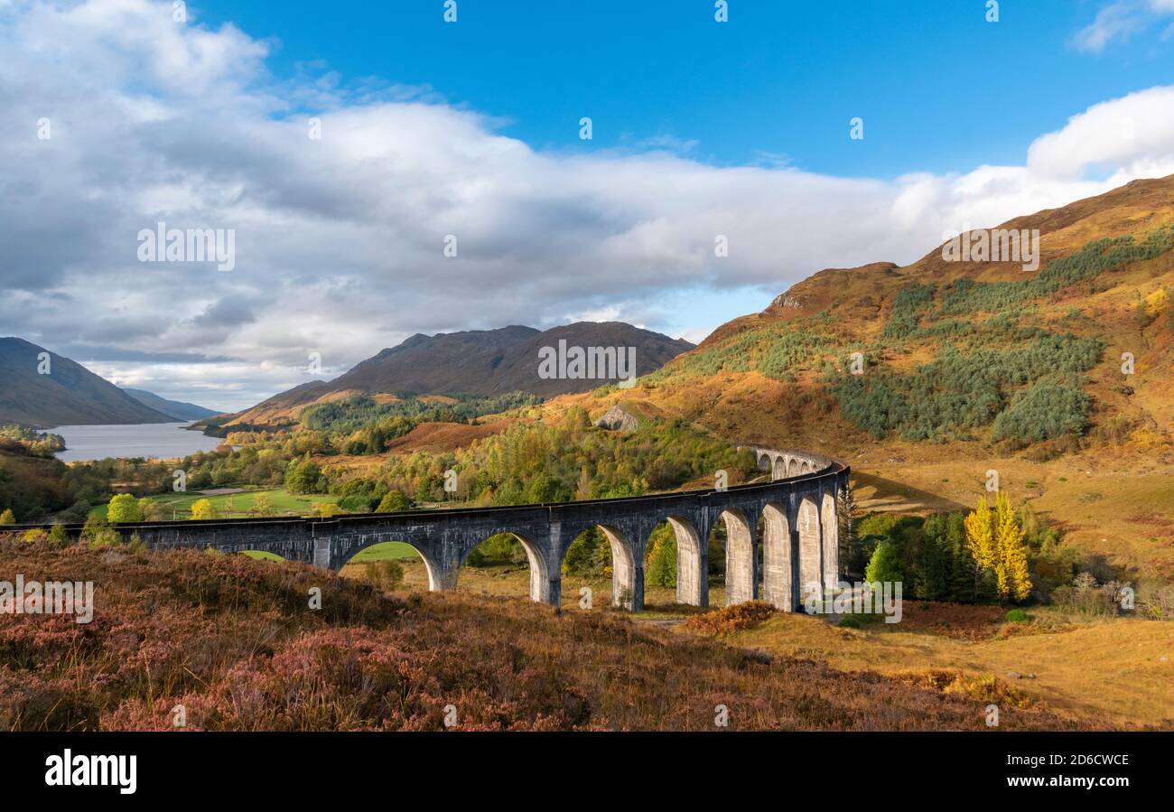 FORT WILLIAM SCOTLAND LE VIADUC DE GLENFINNAN EN AUTOMNE ET LOCH SHIEL AU LOIN Banque D'Images