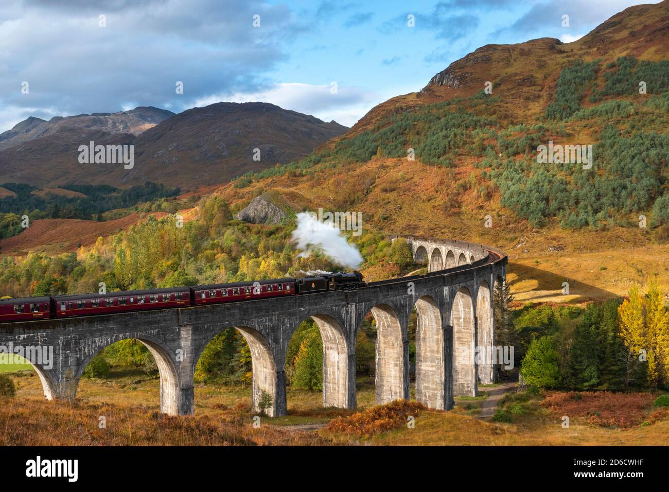 FORT WILLIAM WEST COAST OF SCOTLAND LE TRAIN À VAPEUR JACOBITE TRAVERSÉE DU VIADUC DE GLENFINNAN AVEC DES COULEURS D'AUTOMNE DANS LE PAYSAGE Banque D'Images