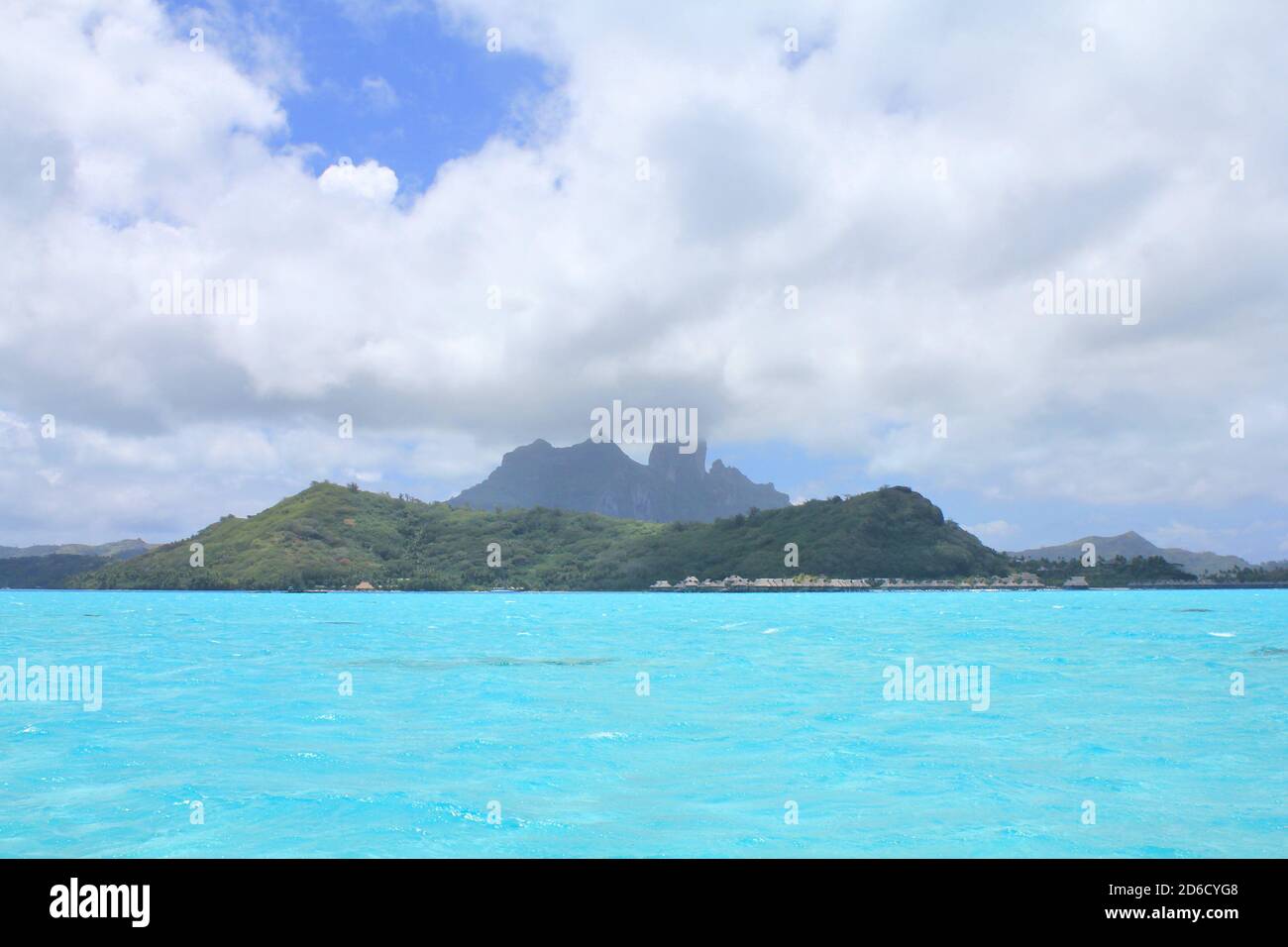 Vue de la mer sur le mont Otemanu sur l'île de Bora Bora. Polynésie française Banque D'Images