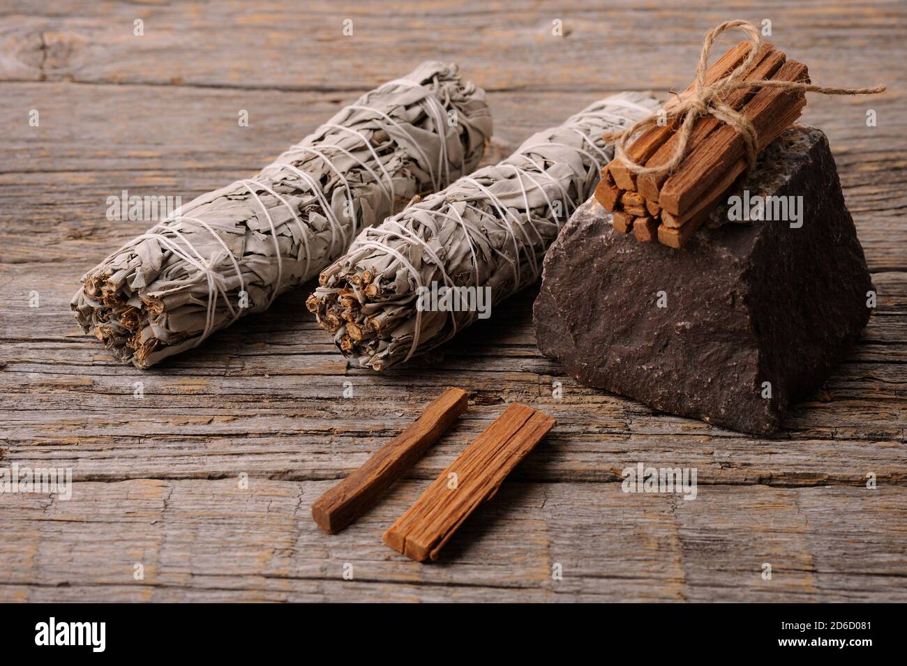 Bâton de sauge blanc séché, relaxation et aromathérapie. Des taches pendant la cérémonie occulte psychique, Banque D'Images