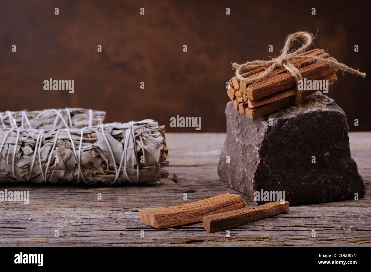 Bâtonnets de sauge blancs et bâtonnets de sauge palo santo sur le vieux fond en bois. Banque D'Images