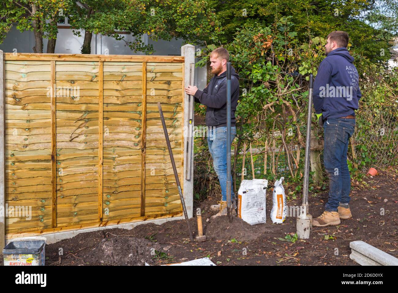 Travaux de déstockage et de rénovation du jardin en octobre à Bournemouth, Dorset, Royaume-Uni - ériger l'installation de nouvelles clôtures de clôture, panneau de clôture Banque D'Images