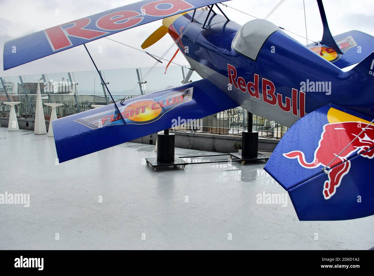 Istanbul Turquie. Vers octobre 2010. Un avion Red Bull Air Race exposé dans un Terrace Nigh Club. Banque D'Images