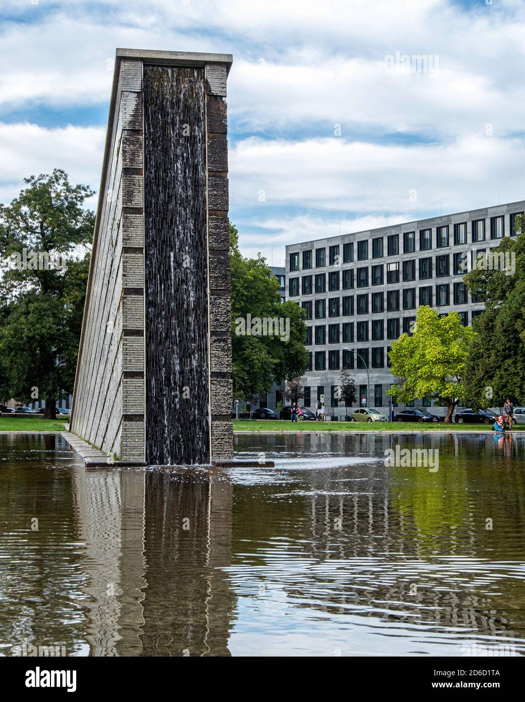 Invalidenpark avec mur en chute sculpture monumentale avec fontaine et étang par Christophe Girot, Mitte Berlin. Banque D'Images