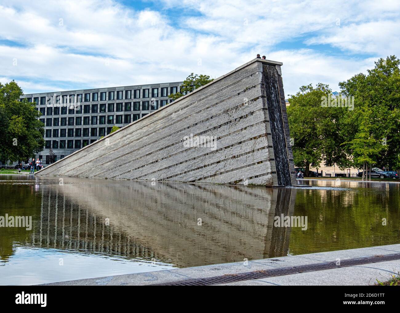 Invalidenpark avec mur en chute sculpture monumentale avec fontaine et étang par Christophe Girot, Mitte Berlin. Banque D'Images