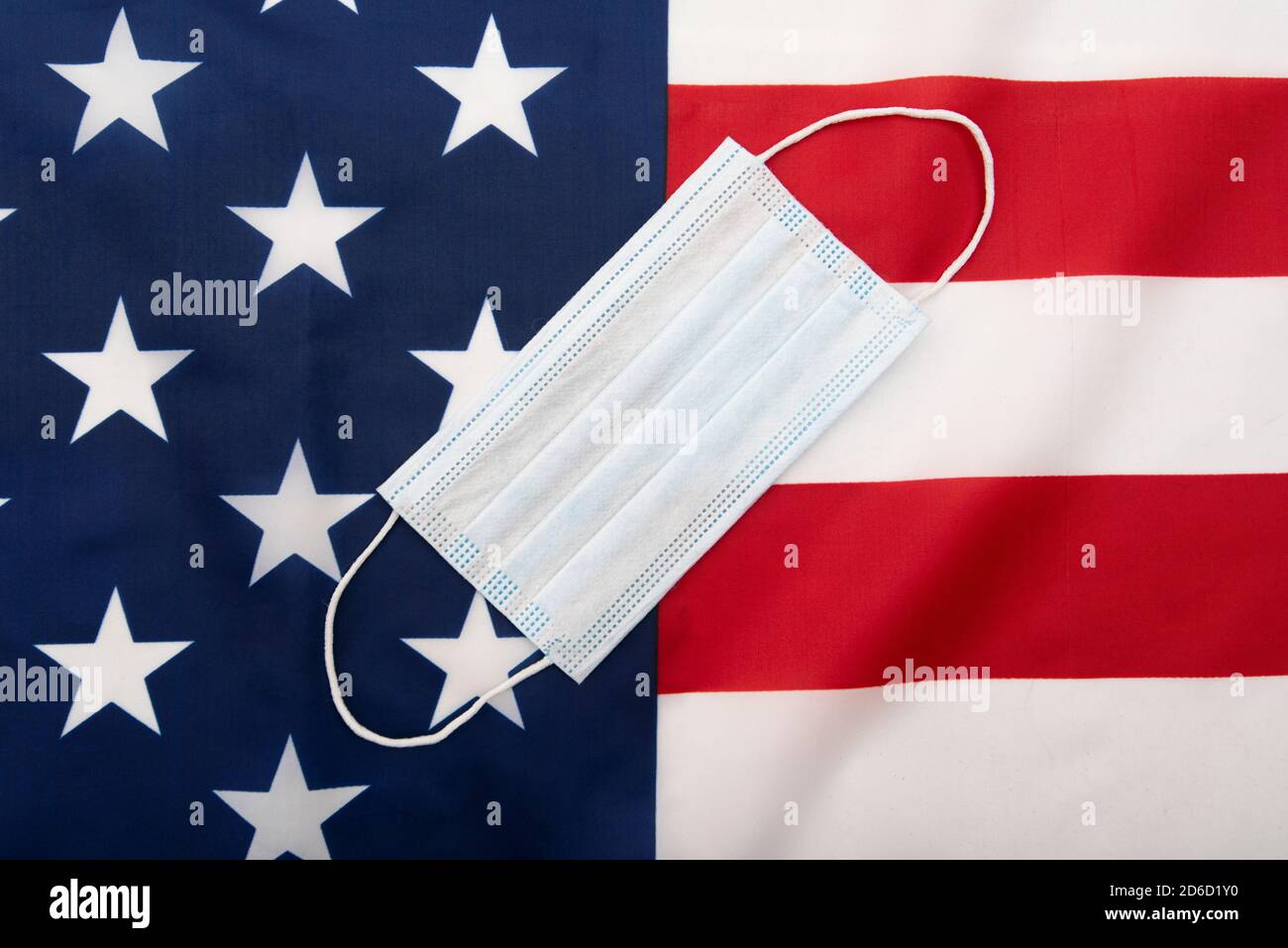 Masque chirurgical, masque médical sur le drapeau des Etats-Unis, image concept Banque D'Images