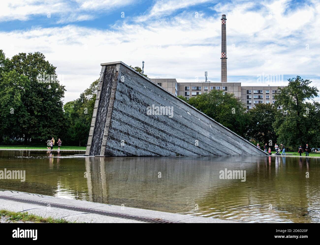 Invalidenpark avec mur en chute sculpture monumentale avec fontaine et étang par Christophe Girot, Mitte Berlin. Banque D'Images