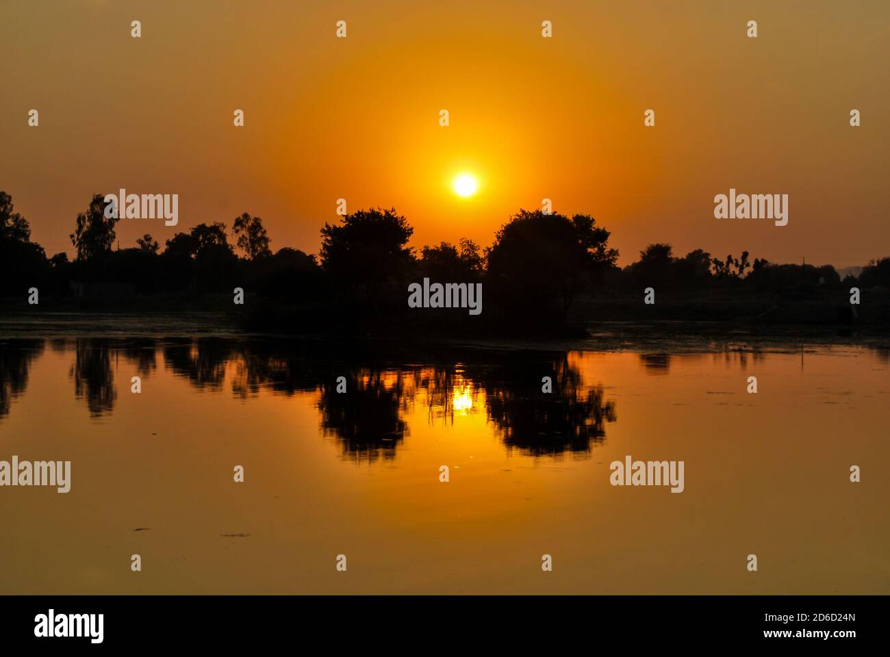 Beau coucher de soleil dans le lac Shivsagar - Khajuraho, Madhya Pradesh, Inde. Banque D'Images