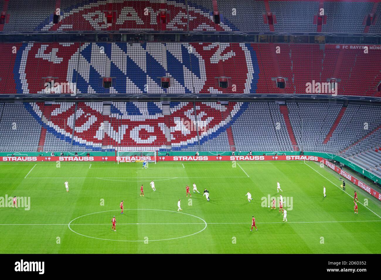 Allianz Arena Inside avec tribunes et pitch FC BAYERN MUENCHEN - 1.FC DUEREN 3-0 DFB-Pokal erste Runde, Trophée allemande de football, Munich, 15 octobre 2020 saison 2020/2021, Soccer, München, Munich © Peter Schatz / Alay Live News Banque D'Images