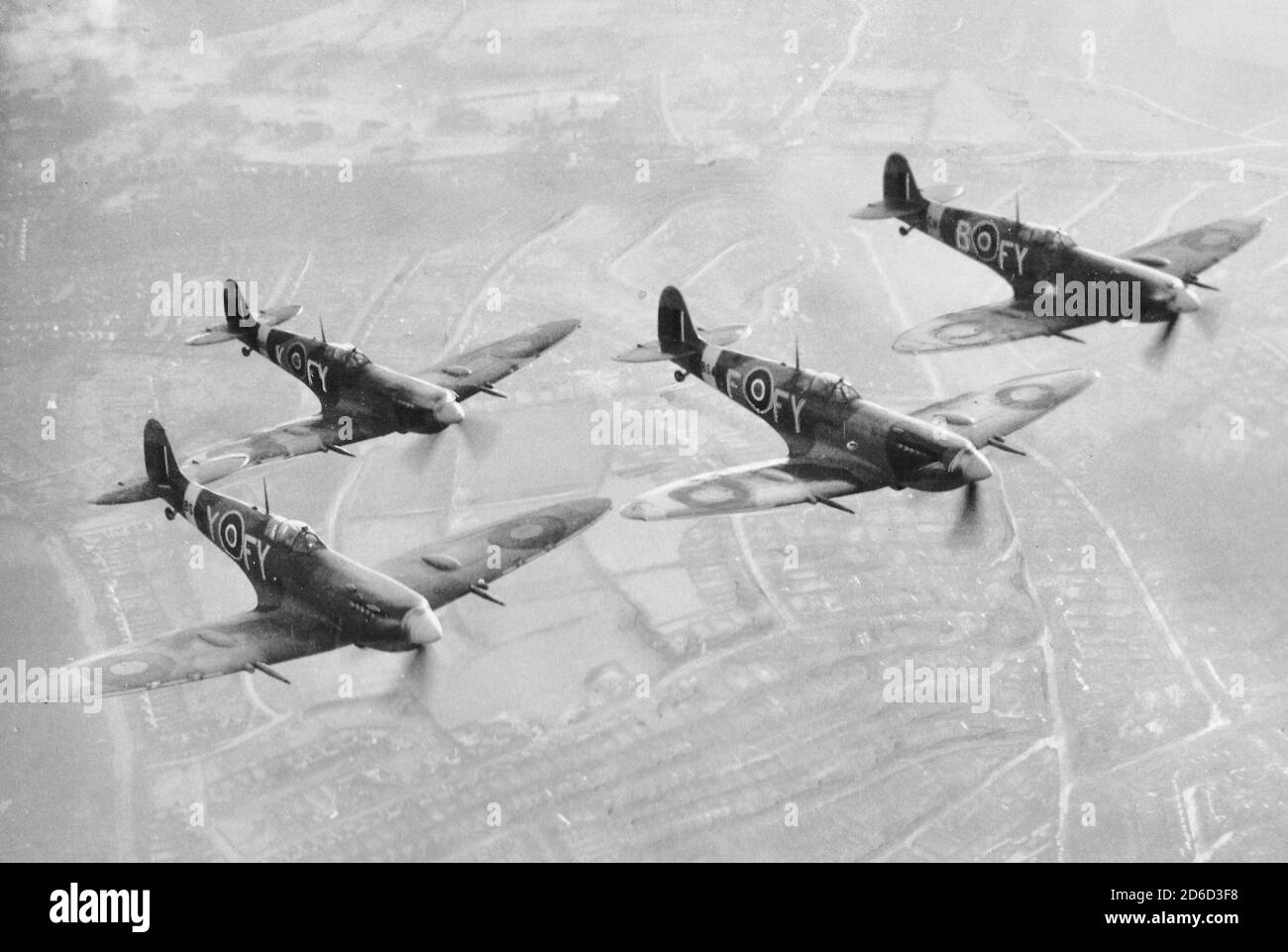 Une image rare de la Seconde Guerre mondiale - 1942 d'un escadron de Spitfires en action en utilisant les nouvelles versions à quatre pales propulsives du Spitfire amélioré. Des archives de Press Portrait Service (anciennement Press Portrait Bureau) Banque D'Images