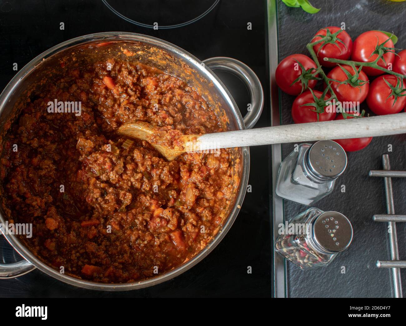 Sauce bolognaise sur la table de cuisson / cuisinière par le dessus Banque D'Images