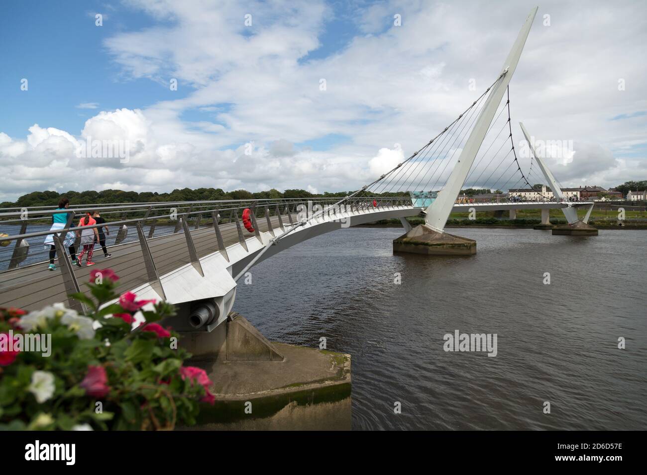 18.07.2019, Derry, Irlande du Nord, Royaume-Uni - le pont de la paix (financé par l'UE, ouvert en 2011), le pont moderniste au-dessus de la rivière Foyle est un sym Banque D'Images