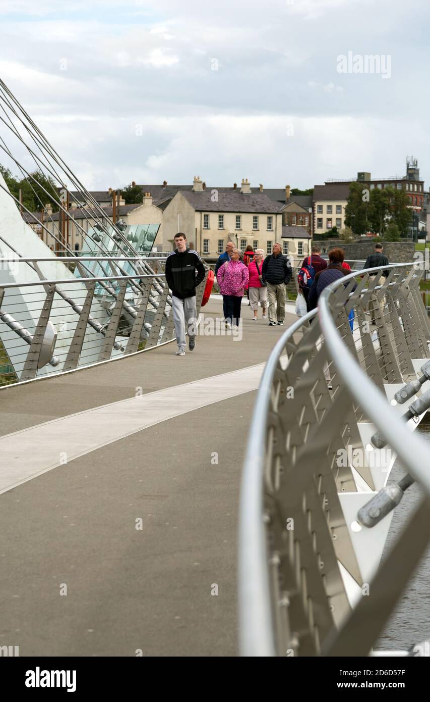 18.07.2019, Derry, Irlande du Nord, Royaume-Uni - le pont de la paix (financé par l'UE, ouvert en 2011), le pont moderniste au-dessus de la rivière Foyle est un sym Banque D'Images