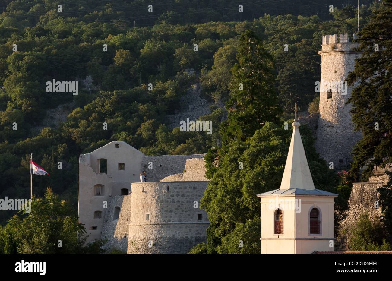 18.06.2020, Rijeka, Primorje-Gorski Kotar, Croatie - le château de Trsat, situé sur la colline au-dessus de la ville, est un château historique, reconstruit, au ri Banque D'Images