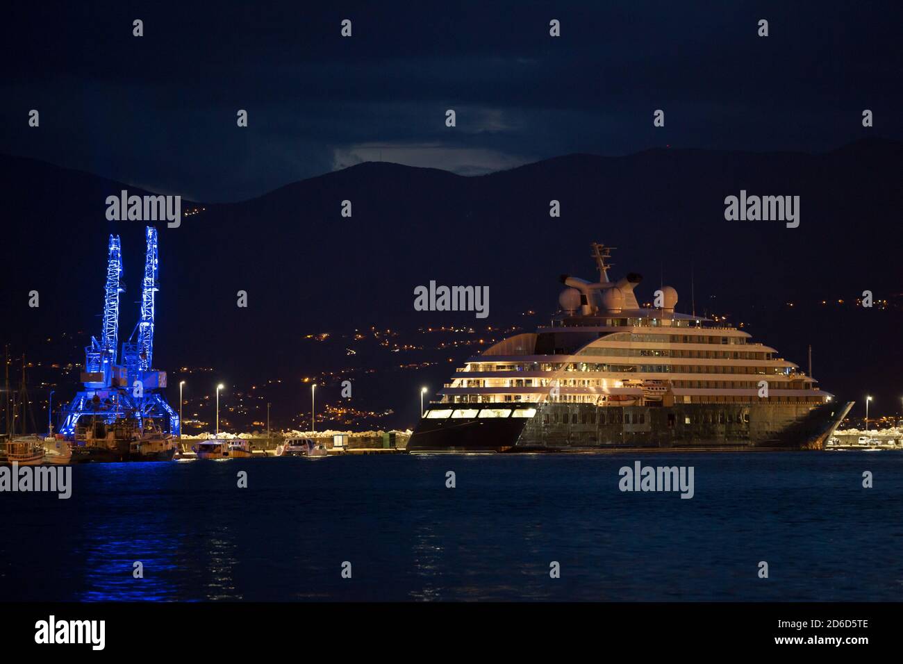 18.06.2020, Rijeka, Primorje-Gorski Kotar, Croatie - le méga yacht Eclipse panoramique au quai, grue de chargement illuminée sur la gauche. 00A200618D610CA Banque D'Images