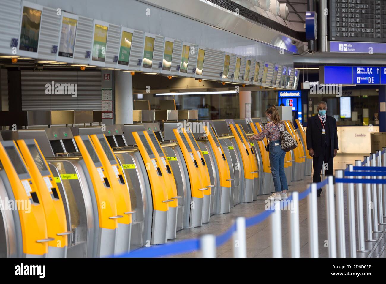 28.06.2020, Francfort-sur-le-main, Hessen, Allemagne - comptoirs d'enregistrement de Lufthansa vides dans le terminal 1 (départs) de l'aéroport de Francfort en raison du coro Banque D'Images